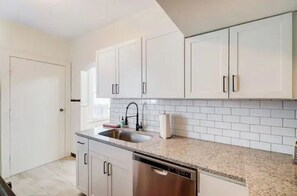 Refrigerador, microondas, parrilla de estufa y lavavajillas 