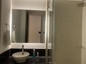 Een douche, een haardroger, handdoeken, zeep