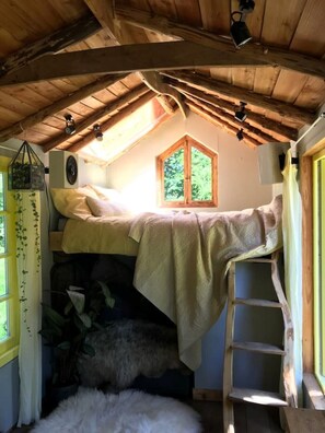 1 bedroom, desk, bed sheets