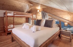 4 bedrooms, iron/ironing board, free WiFi, bed sheets