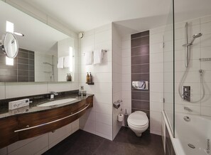 Haartrockner, Handtücher, Seife, Toilettenpapier