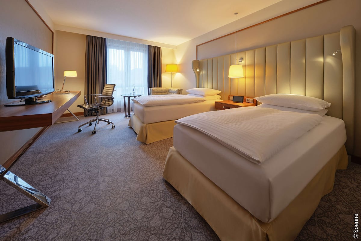 1 slaapkamer, een kluis op de kamer, een bureau, geluiddichte muren