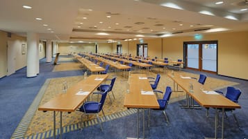 Peti besi dalam bilik, meja, kalis bunyi, cadar katil