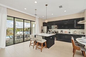 Villa Domani 5 bd Home with Pool (2018) | Cozinha privada | Geladeira grande, micro-ondas, fogão, cooktop