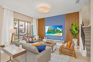 Villa Domani 5 bd Home with Pool (2018) | 起居区 | 智能电视