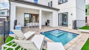 A modern house with a swimming pool, outdoor seating, and a barbecue area. - Villa Domani Resort (Davenport)
