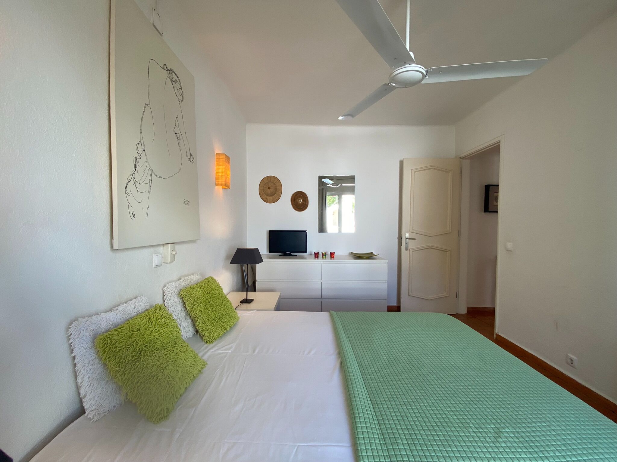 3 slaapkamers, een strijkplank/strijkijzer, internet, beddengoed