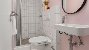 Shower, hair dryer, towels, soap - Miami Living at The Flamingo! (Cape Town)