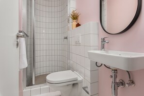 Dusche, Haartrockner, Handtücher, Seife