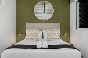 3 bedrooms, iron/ironing board, internet, bed sheets