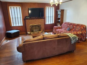 TV connectée, livres, chaîne hi-fi