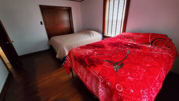 2 dormitorios, tabla de planchar con plancha, wifi gratis y ropa de cama