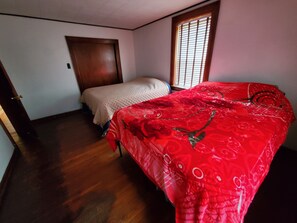 2 bedrooms, iron/ironing board, free WiFi, bed sheets - Cozy & Convenient - 20 Minutes to Charleston WV (Elkview)