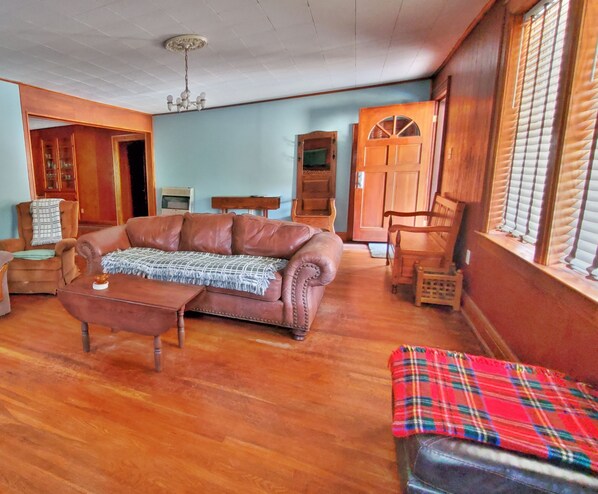 Smart TV, books, stereo