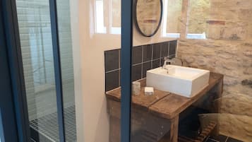 Douche, sèche-cheveux, serviettes fournies