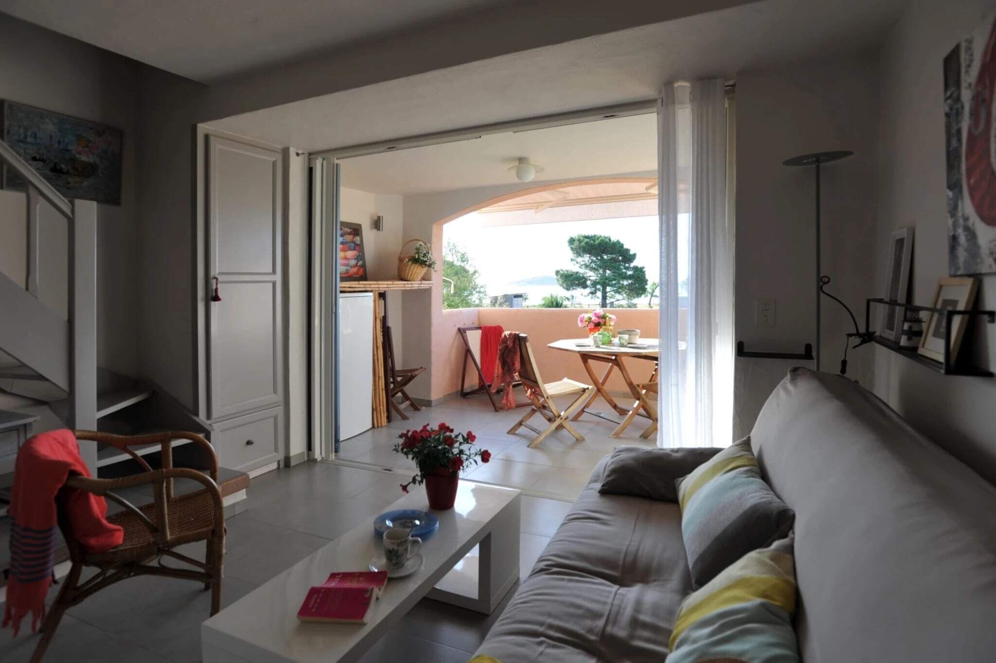 Un salon comprenant un canapé, une table basse et un coin repas avec des chaises et une table.