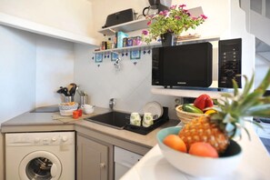 Een koelkast, een magnetron, een oven, een kookplaat
