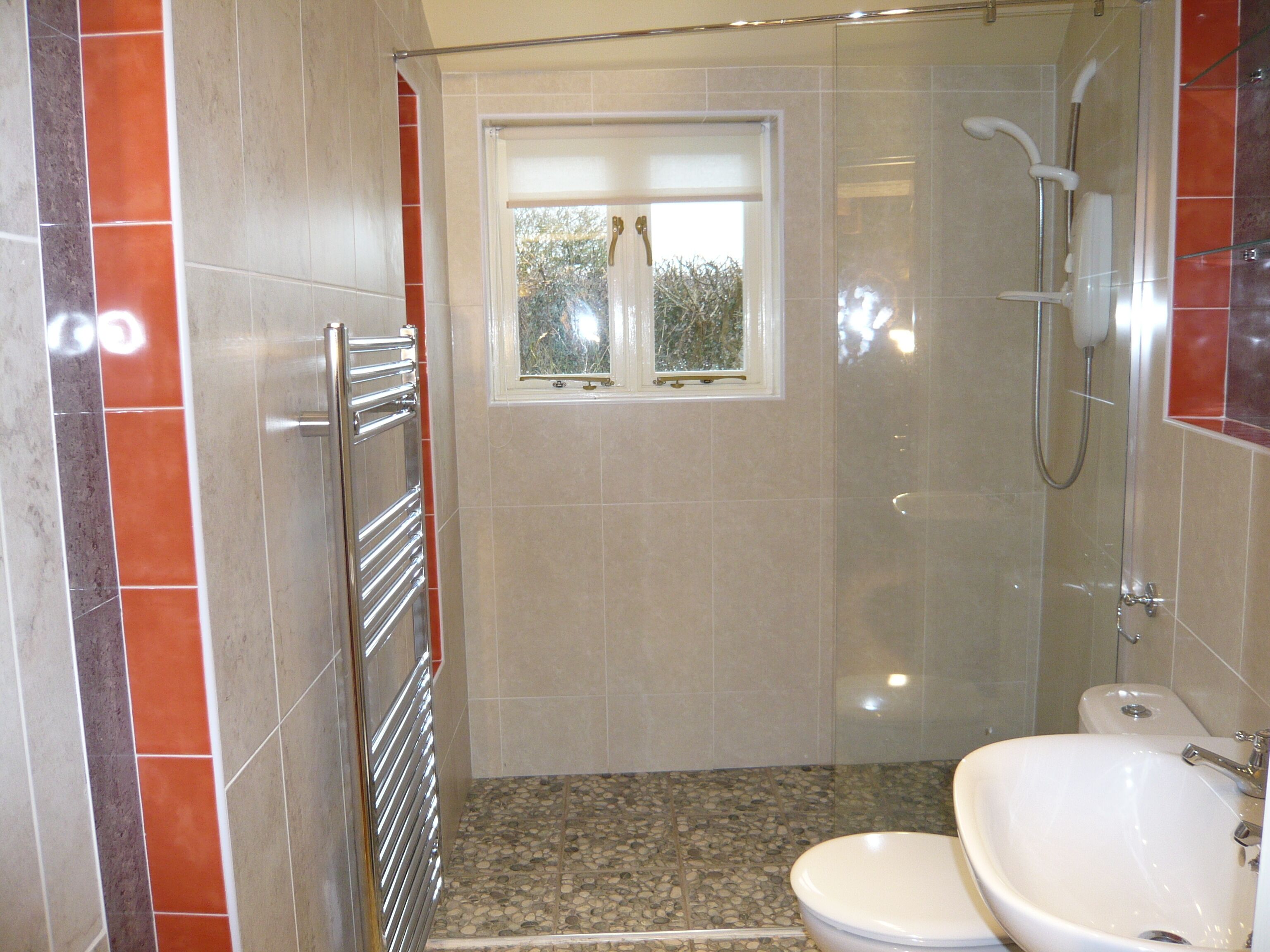 Combined shower/bathtub, towels, soap, toilet paper