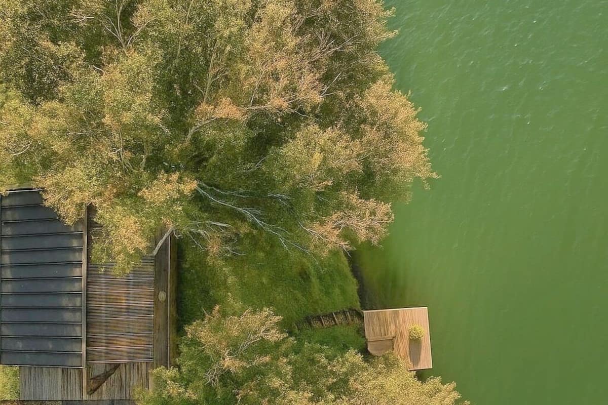 Ylelliset vuodevaatteet, pillowtop-patjalliset sängyt, minibaari