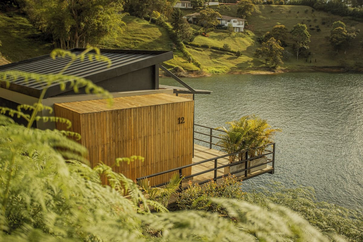 Ylelliset vuodevaatteet, pillowtop-patjalliset sängyt, minibaari