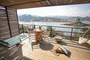 Superior huisje, 1 slaapkamer, bubbelbad, uitzicht op meer | Terras