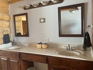 Duschwanne, Whirlpool, Haartrockner, Handtücher