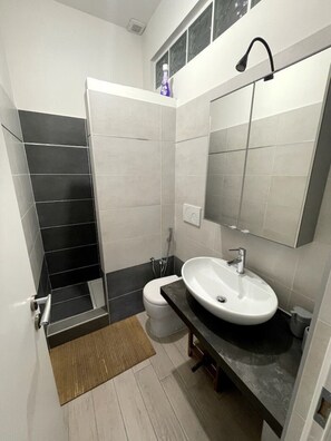 Douche, sĂšche-cheveux, bidet, serviettes fournies