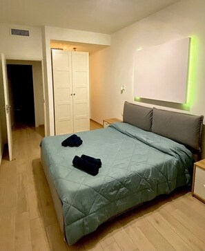 2 habitaciones, tabla de planchar con plancha y cuna de viaje 
