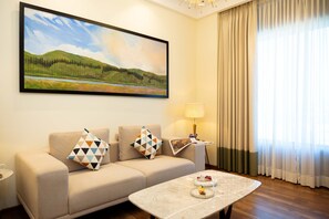 Luksus-studiosuite | Oppholdsområde | En 32-tommers Flatskjerm-TV med Parabol-TV samt TV