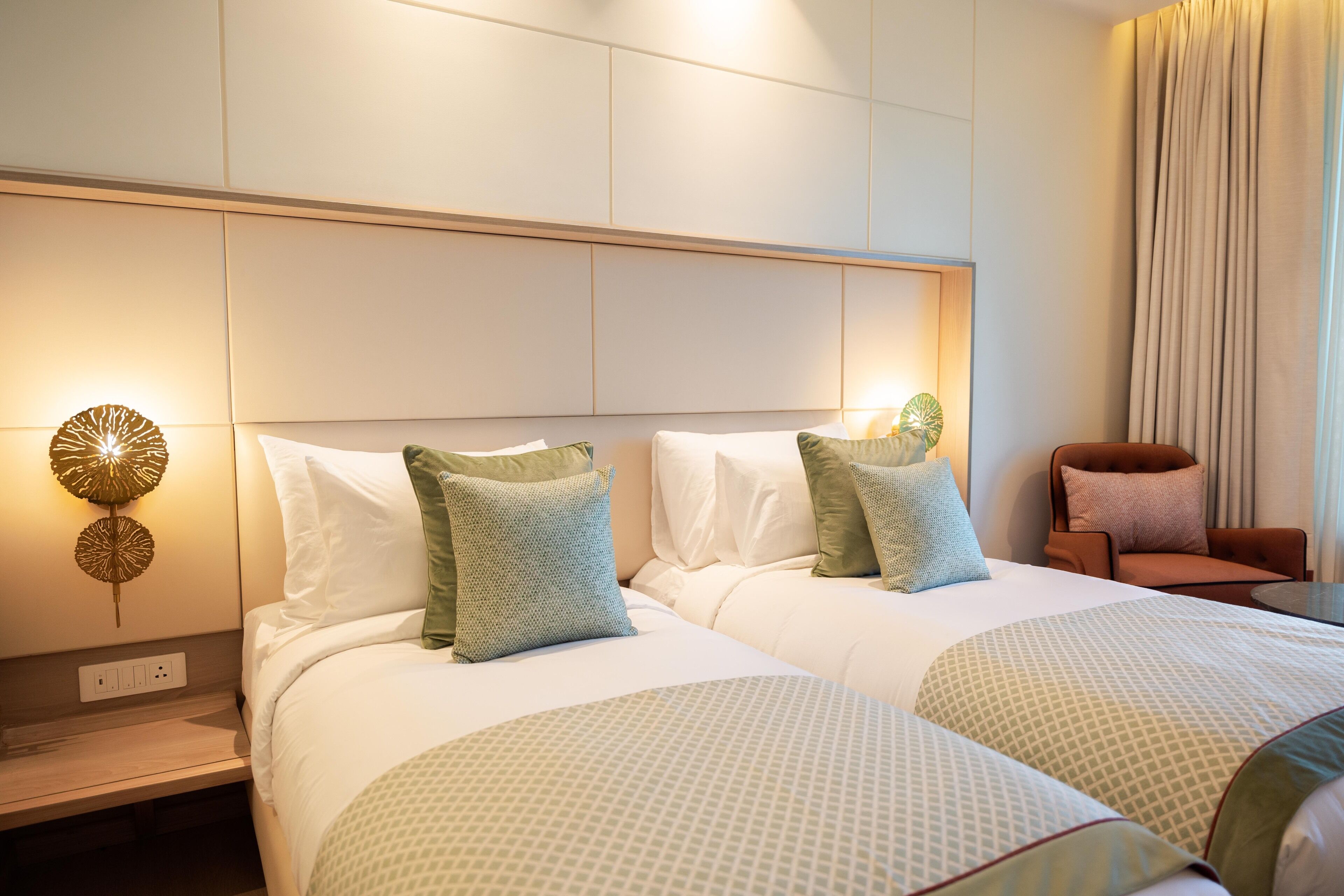 Habitación de hotel con dos camas, un sofá y una silla.
