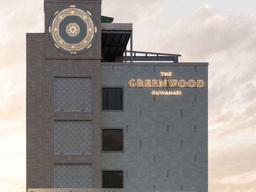 Un edificio moderno con un letrero que dice "The Greenwood Guwahati".