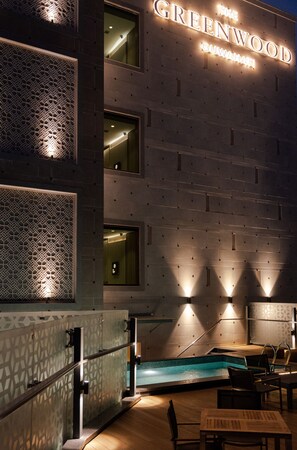 Una piscina al aire libre