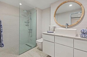 Shower - Beachfront 2br 2ba Villa in Rio Mar (Río Grande)