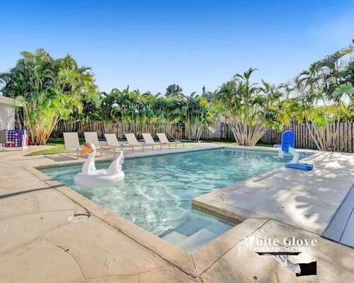 Resort Villa 6 BR Hted Pool Beach Volleyball