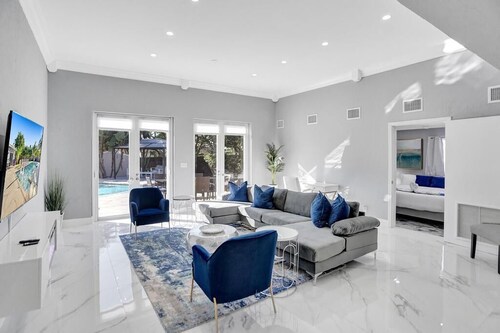 Resort Villa 6BR Heated Pool Beach Volleyball Game Room Mini Golf