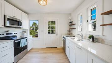 Jääkaappi, mikroaaltouuni, uuni, liesi