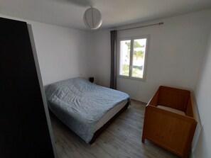 3 chambres, fer et planche à repasser, Wi-Fi gratuit, draps fournis