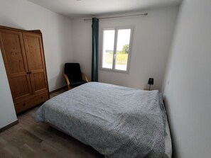3 chambres, fer et planche à repasser, Wi-Fi gratuit, draps fournis