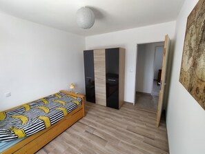 3 slaapkamers, een strijkplank/strijkijzer, gratis wifi, beddengoed
