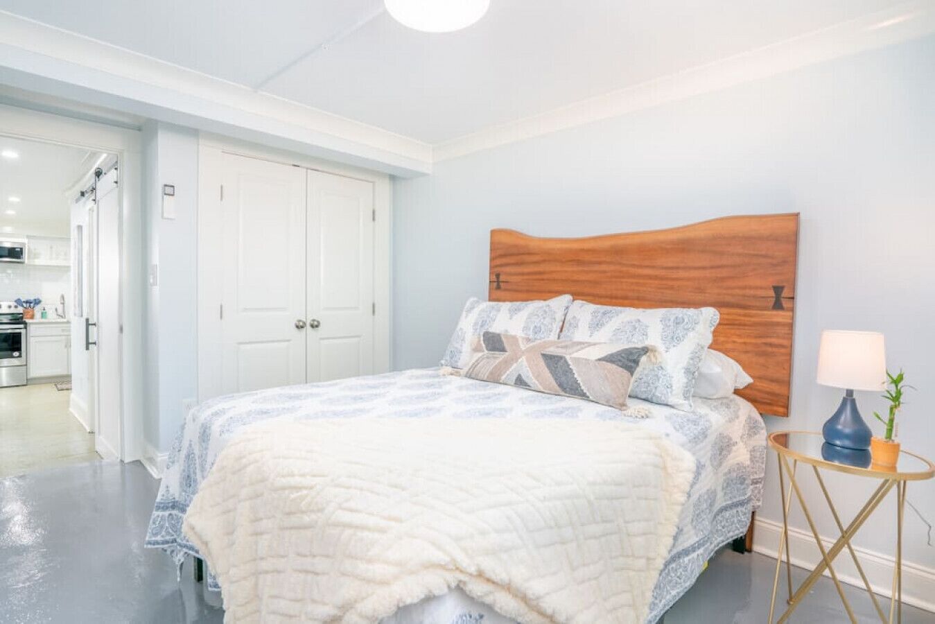 2 habitaciones, escritorio y tabla de planchar con plancha 