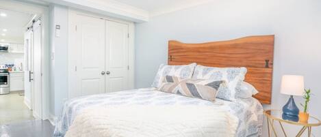 2 habitaciones, escritorio y tabla de planchar con plancha