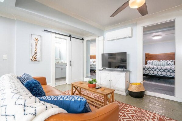 2 Schlafzimmer, Schreibtisch, Bügeleisen/Bügelbrett, Reisekinderbett