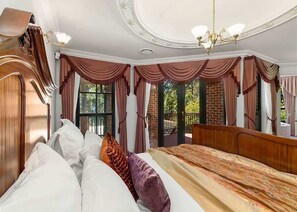 3 bedrooms, bed sheets - The Castle Lilli Pilli Beach (LILLI PILLI)