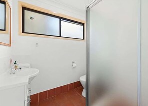 Chuveiro, toalhas de banho