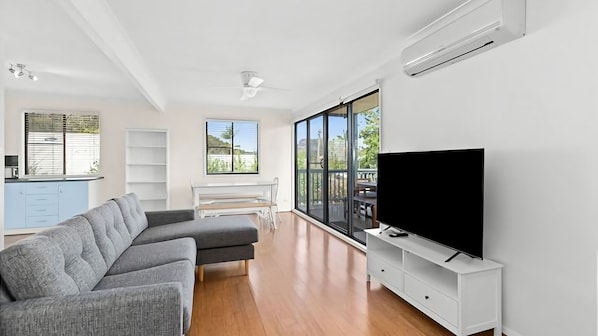 Living area - Mindil Arch - walk to the beach (TOMAKIN)