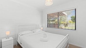 3 bedrooms, free WiFi, bed sheets - Mindil Arch - walk to the beach (TOMAKIN)