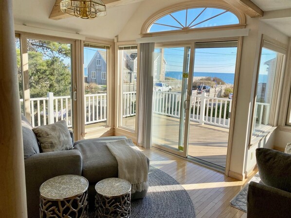 Smart TV, fireplace, books, stereo