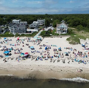 På stranden, solstolar och strandhanddukar