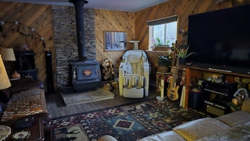 Smart TV, chimenea, estéreo y impresora