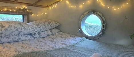 1 bedroom, bed sheets